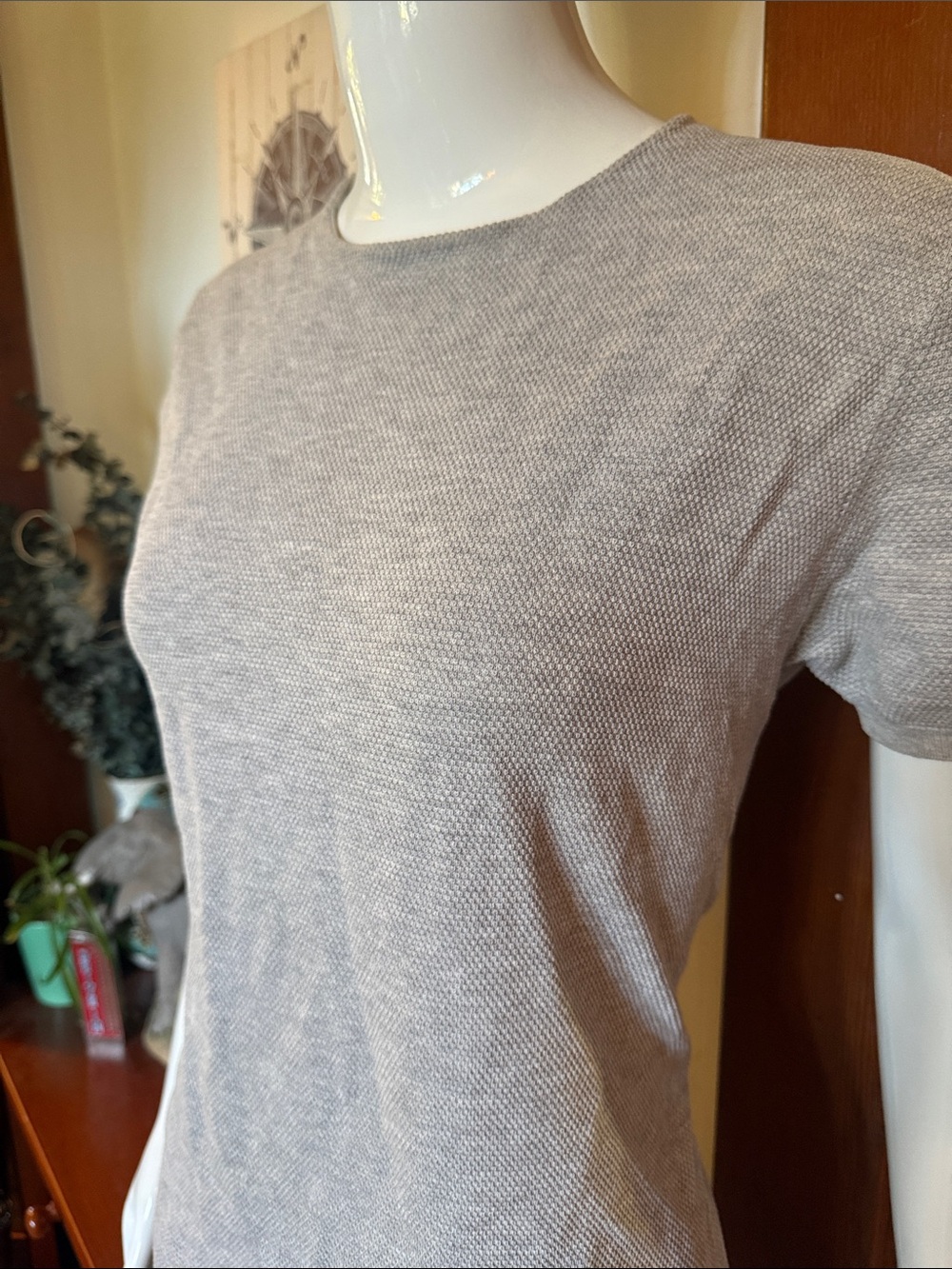 Massimo Dutti size small Classic Short-Sleeve Crewneck Top in Light Gray